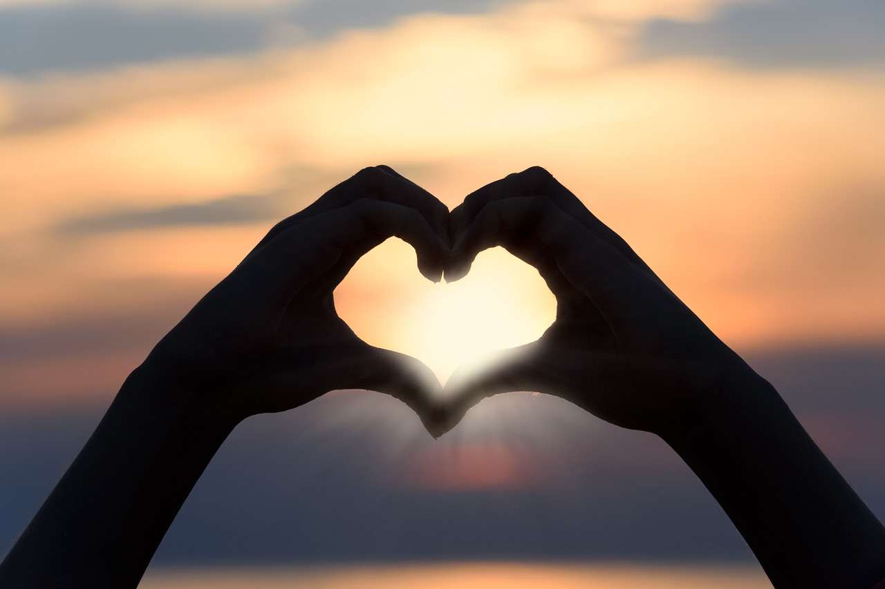 heart-3147976_1280 woman-reaching-dream-life
