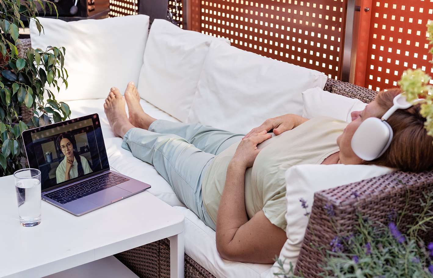 Adult,Senior,Plus,Size,Woman,Having,Online,Hypnotherapy,Session,With woman-relaxed-listening-online-hypnosis